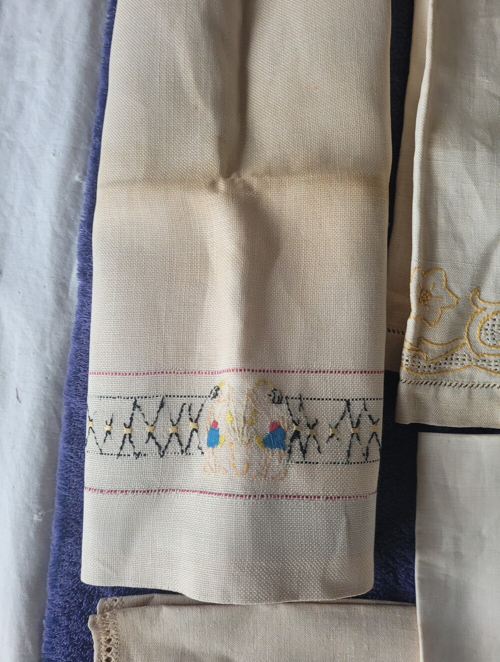 Source Unknown Cream and Blue Vintage Embroidered Table Linens Lot - Picture 3 of 12